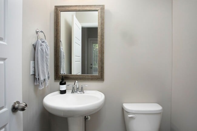 Building Photo - Beautiful 3 bedroom, 2.5 bath end unit townhome home!