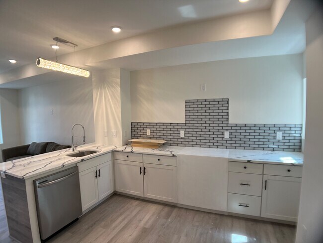 Building Photo - 1252 S 15th St