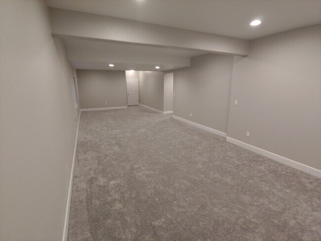 Building Photo - Gorgeous 4 Bed 3.5 Bath in Fantastic Location