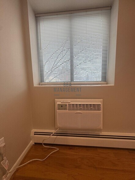 Building Photo - 28 Brentwood St