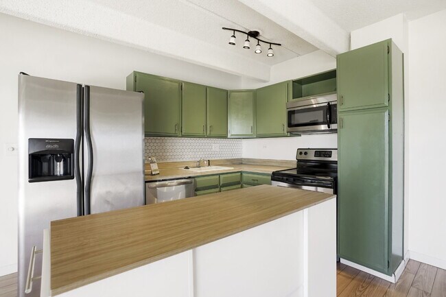 Building Photo - Spacious Cap Hill Condo with Garage Parking