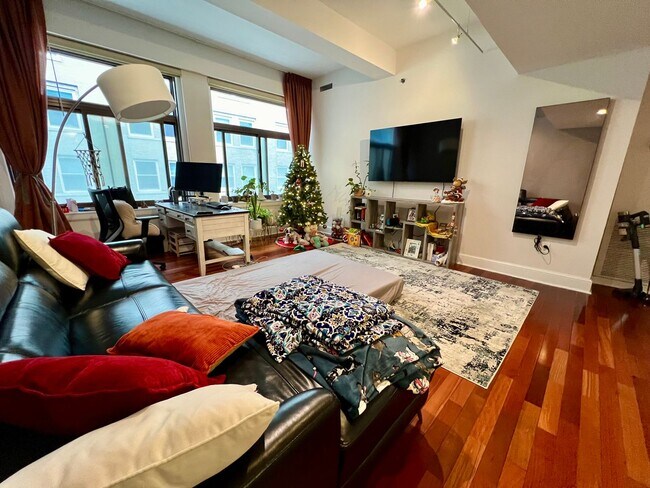 Building Photo - Stunning 1-Bedroom Condo at the Ellington ...