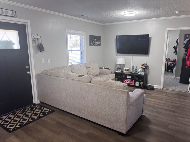 Building Photo - 102 Gracie St