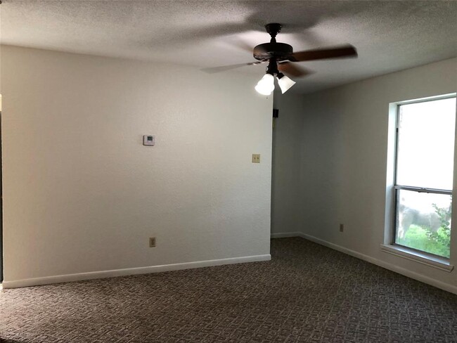 Building Photo - 15606 Santa Fe Dr