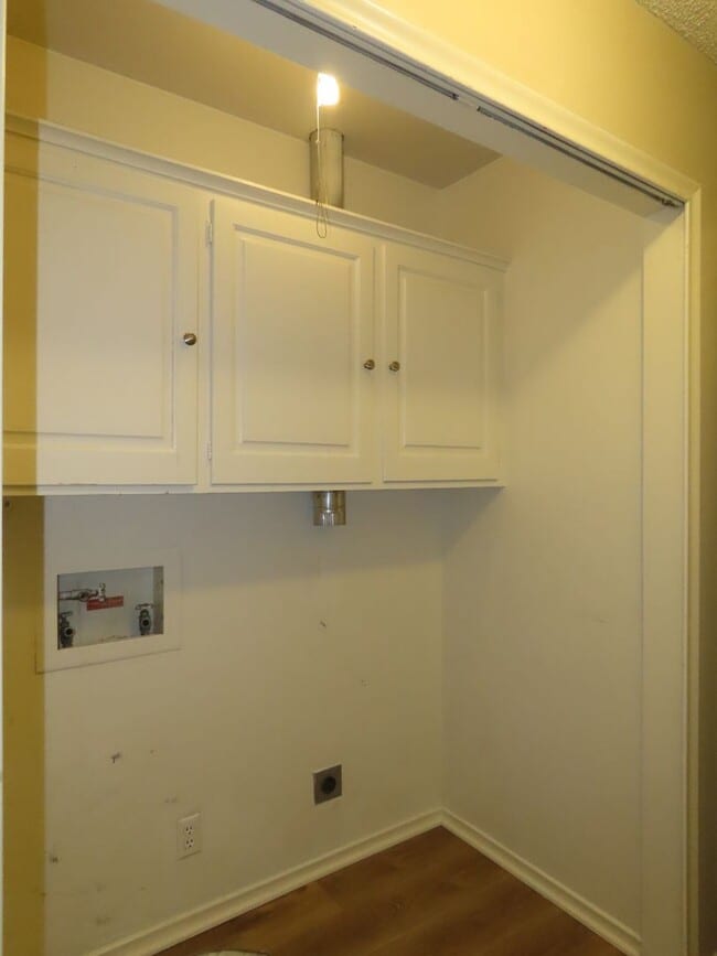 Building Photo - Expansive 3/2 Home in Tyler w/Additional Den and Living Room!