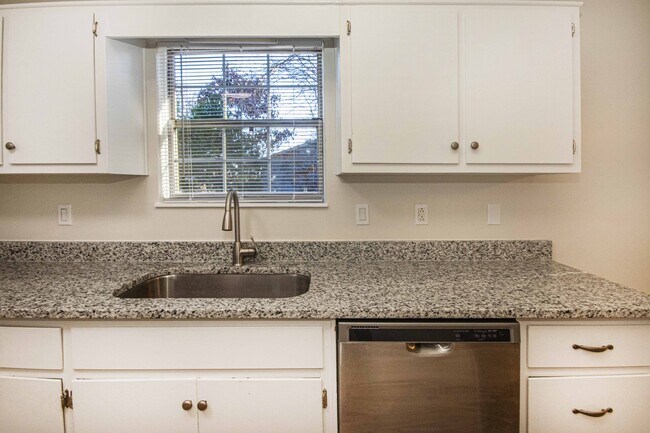 Building Photo - 6600 Woodcock Cir