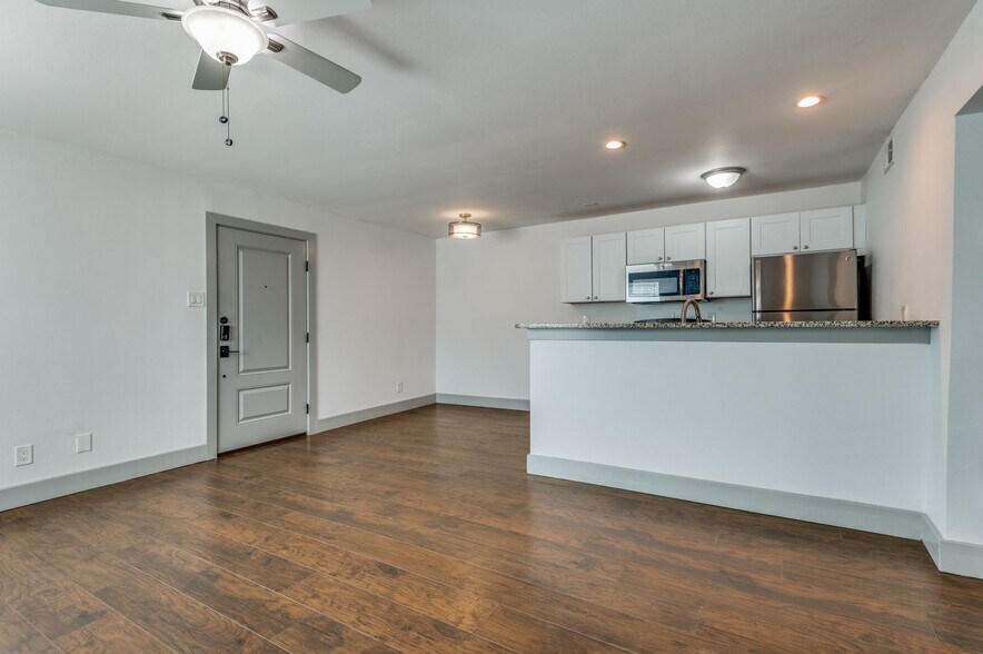 Building Photo - 4633 Fairmount St