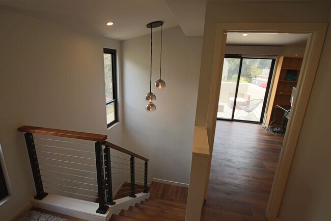 Building Photo - Furnished Recently Renovated Townhome