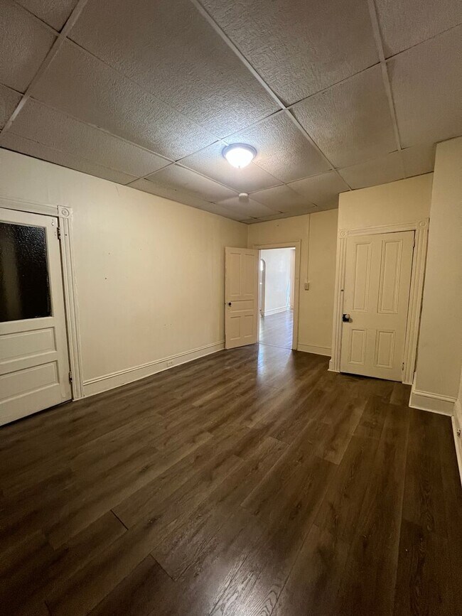 Building Photo - 114 S Queen St