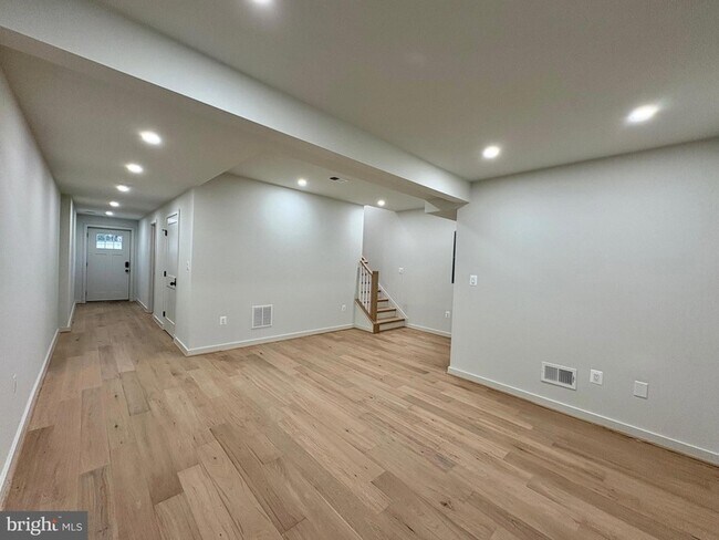 Building Photo - 635 Upland Pl