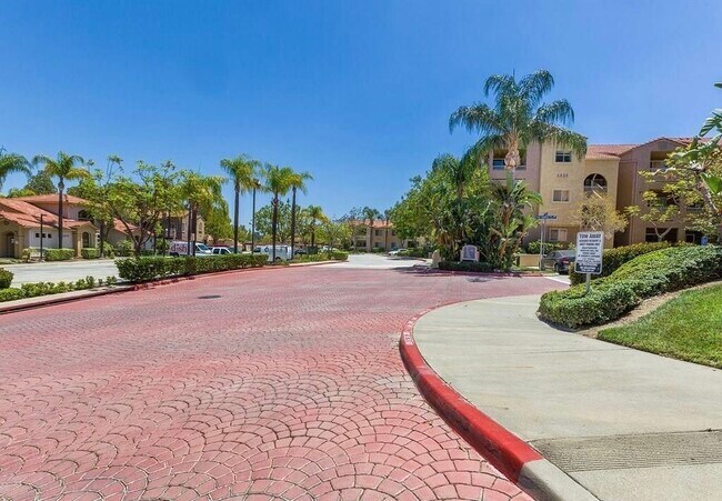 Building Photo - 2325 Del Mar Way # 103