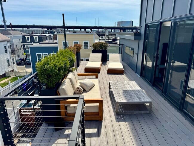 Building Photo - 22 Parker St