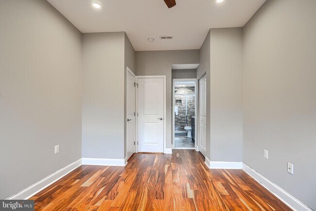 Building Photo - 1620 E Clement St
