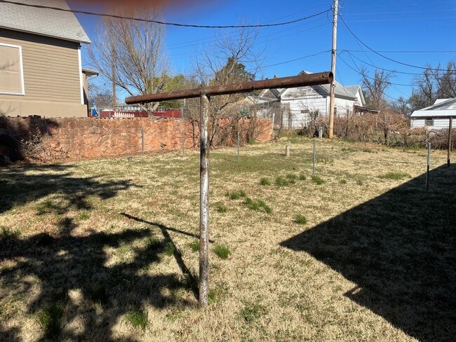 Building Photo - 1 bed 1 bath duplex nestled in Chickasha Oklahoma! large yard, laundry connections, NEWLY REMODELED!