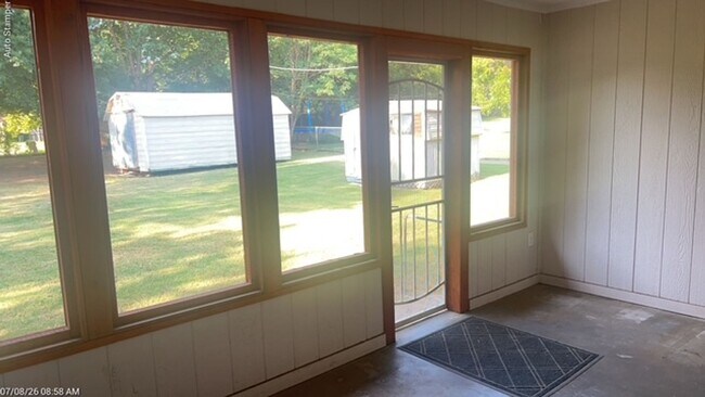 Building Photo - 104 Varsity Cir