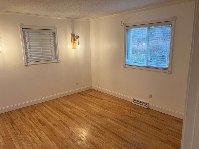 Building Photo - 10571 Center Rd