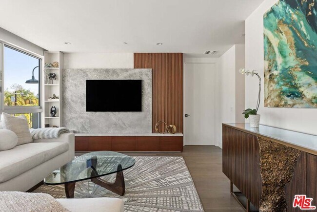 Building Photo - 728 N Sweetzer Ave