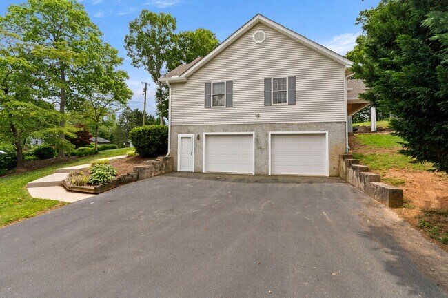 Building Photo - Haw Creek Gem