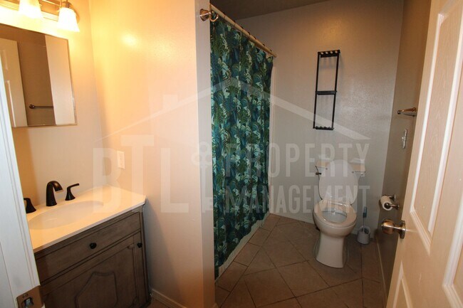 Building Photo - Beautiful Duplex in Kimberling City - Util...