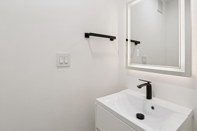 Building Photo - 517 Montana Ave NE