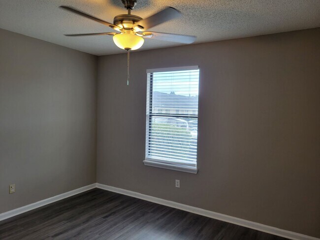 Building Photo - $1195 - 2/2 - Jefferson Square - Move in Special