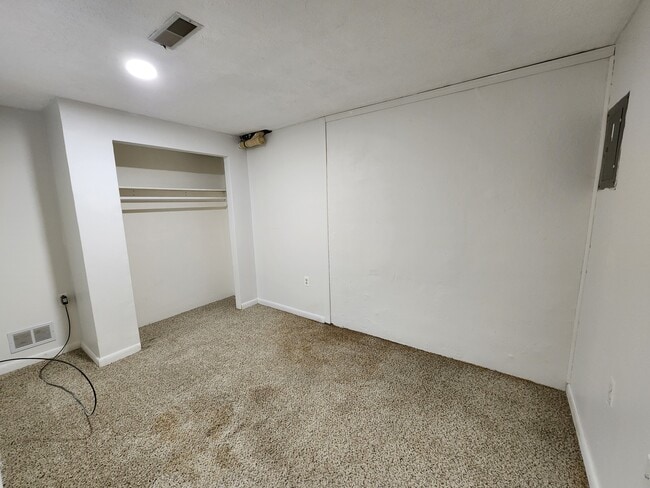 Building Photo - 5954 Village Dr