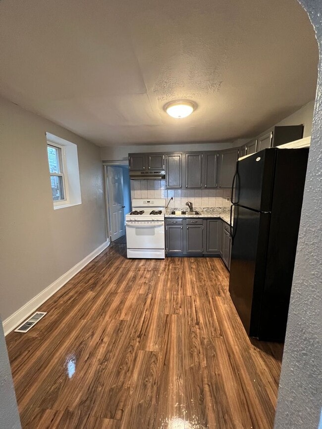 Building Photo - 4BR House Available for Rent!