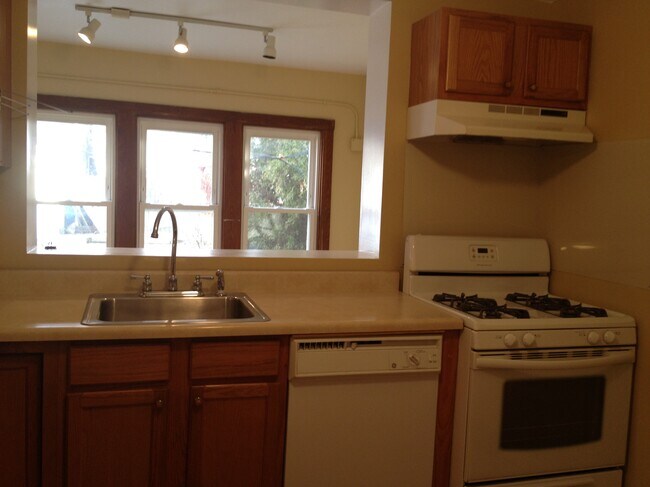 Building Photo - 1823 W Cornelia Ave