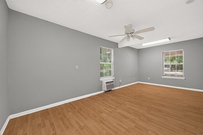 Building Photo - 19002 Mirror Lake Dr