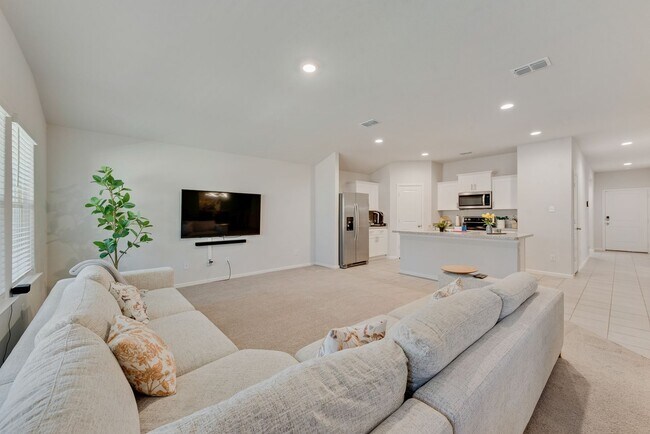 Building Photo - Amazing 4 Bed, 2 Bath Rental Ready for New...