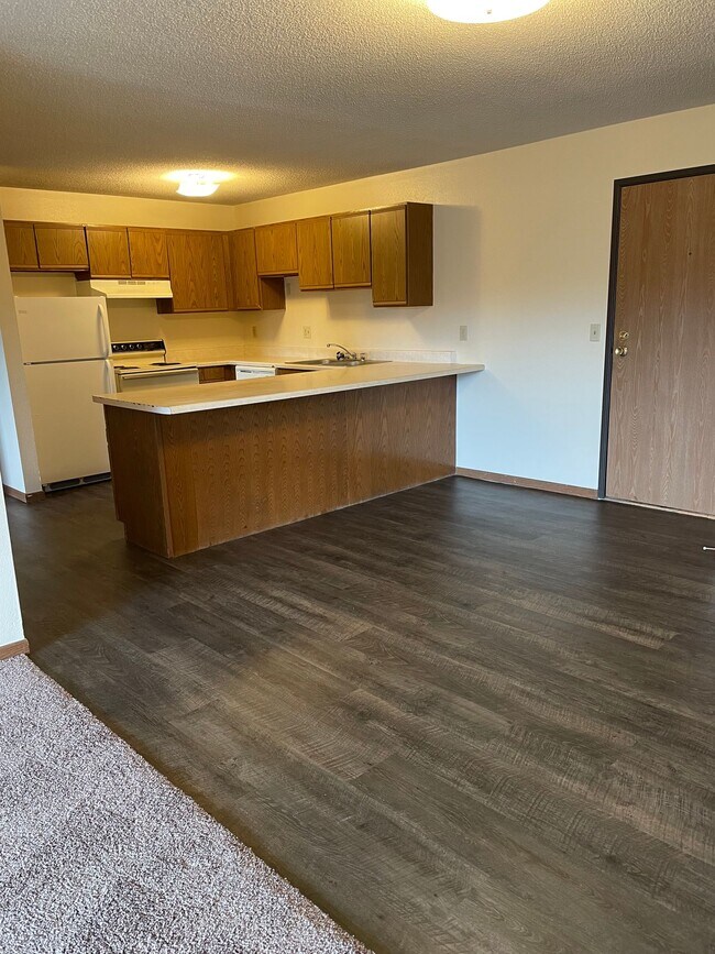 Building Photo - 4 Bedroom 2 Bathroom Apartment