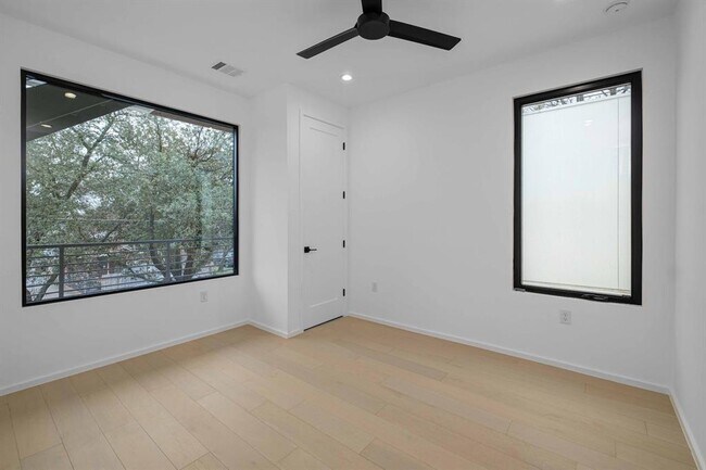 Building Photo - 1704 Kinney Ave