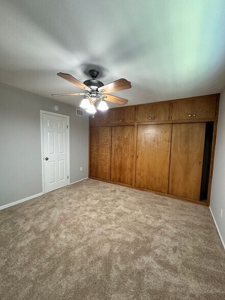 Building Photo - 9856 La Rosa Dr