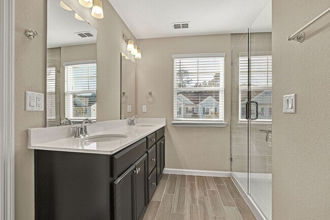 Building Photo - 3 bedroom/ 2.5 bath townhome in Beachwalk!