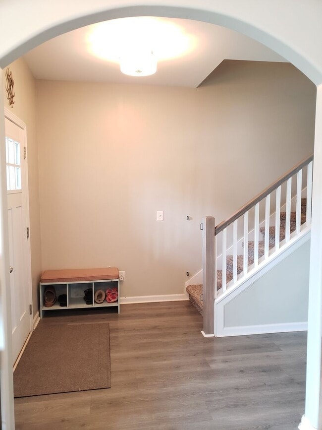Building Photo - Near Exit 1! Close to I-24! HUGE Kitchen I...