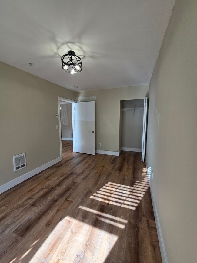 Building Photo - 2 Bedroom 1 Bathroom Condo in Downtown Bellingham