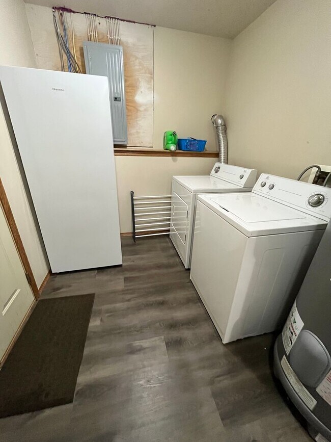 Building Photo - 3 Bed/2 Bath Apartment in Sioux Falls!