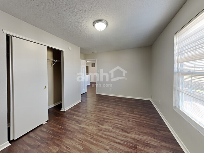 Building Photo - 1344 Ellington Dr