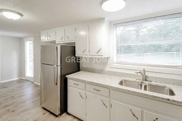 Building Photo - 712 2nd Way