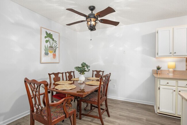 Building Photo - Furnished 1-Bedroom Condo with Modern Upda...