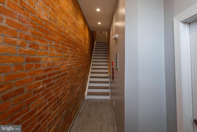 Building Photo - 3030 W Girard Ave