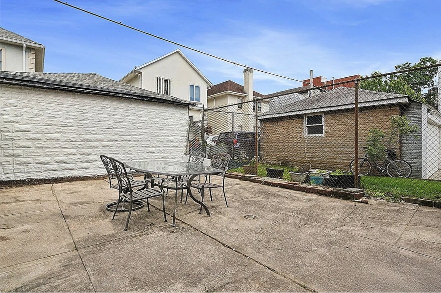 Building Photo - 1761 E 16th St