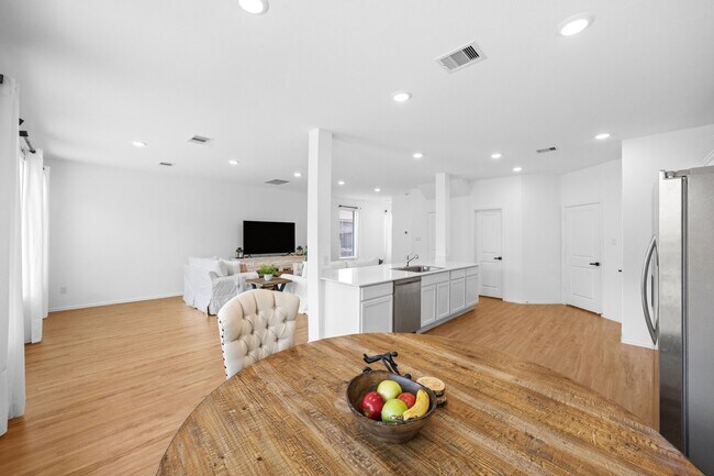 Building Photo - 2019 Iris Hls Ln