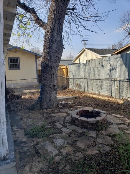 Building Photo - 335 Henry St