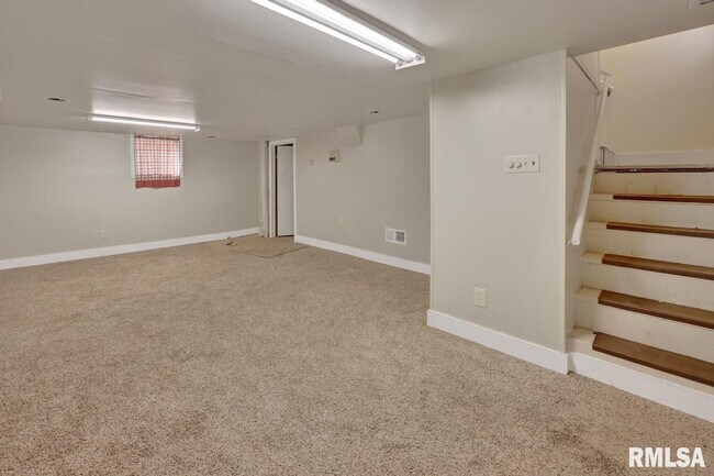 Building Photo - 2601 W Kenwood Ave