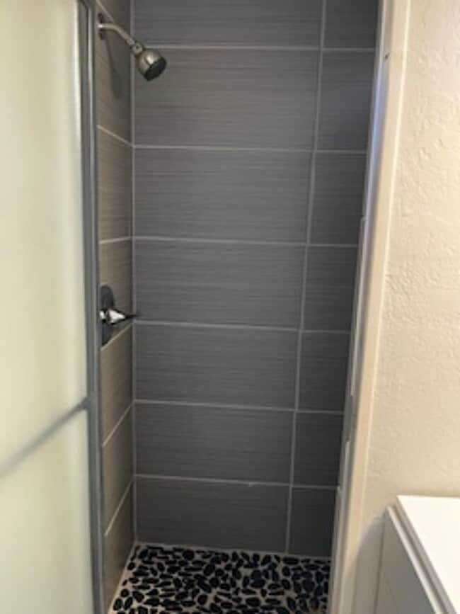 Building Photo - Hot Rental