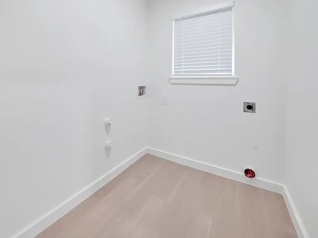 Building Photo - 1110 3rd St