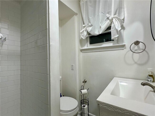 Building Photo - 800 Oakland Beach Ave