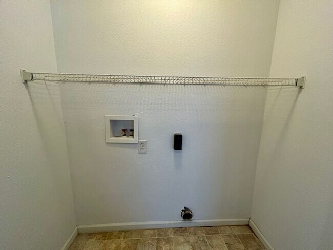 Building Photo - Wonderful 4 Bedroom 2.5 Bathroom Two Story Home in Lawrence!