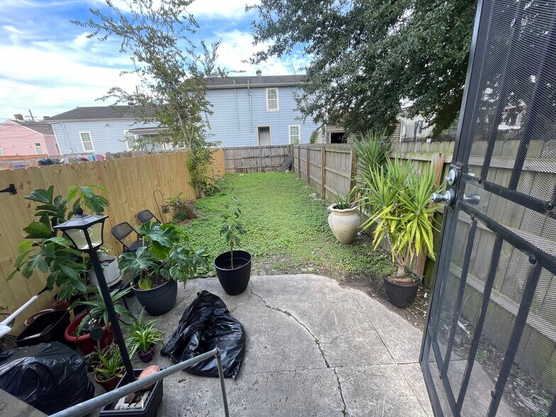Large Private Yard for Relaxing or Barbecuing - 2439 Second St